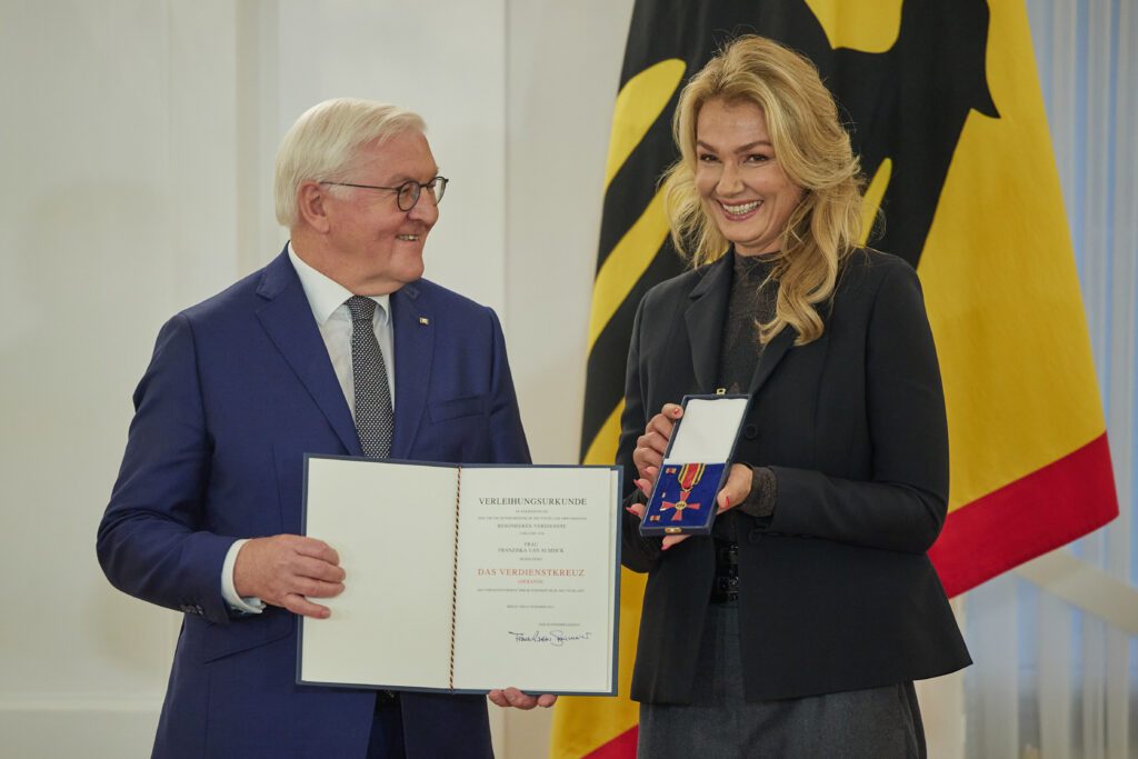 Bundespräsident Frank-Walter Steinmeier verleiht Franziska van Almsick den Verdienstorden der Bundesrepublik Deutschland