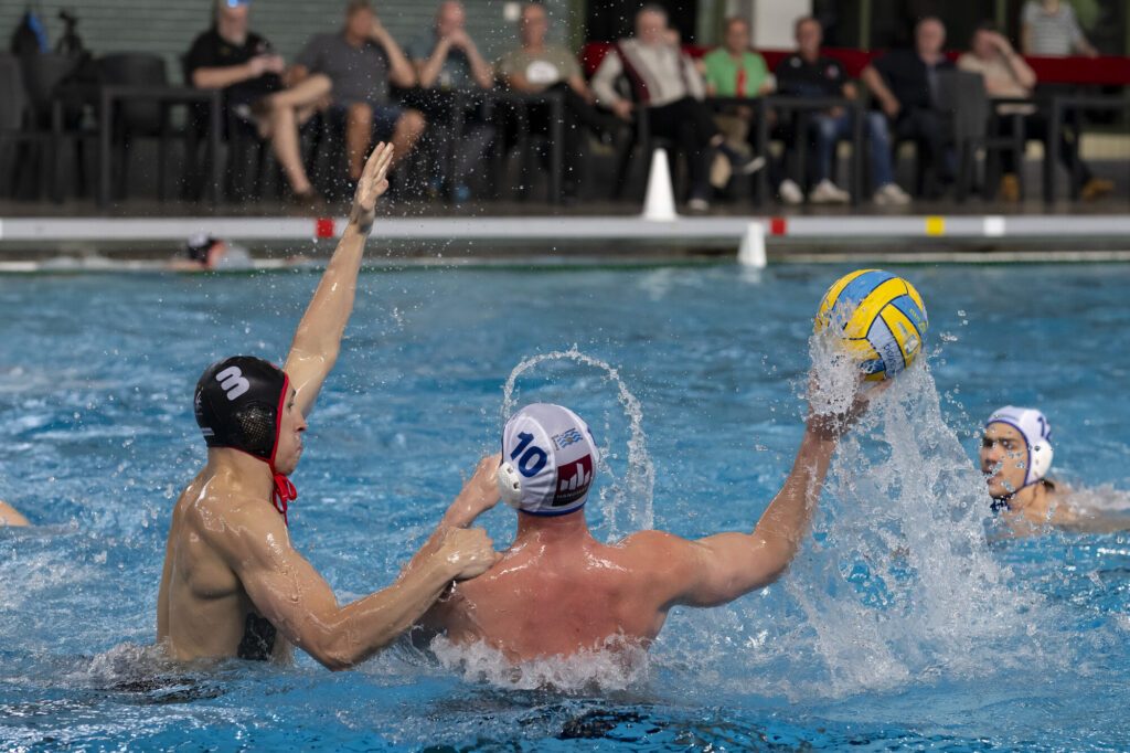 Spielszene aus dem Spitzenspiel der Wasserball-Bundesliga zwischen den Wasserfreunden Spandau 04 und Waspo 98 Hannover