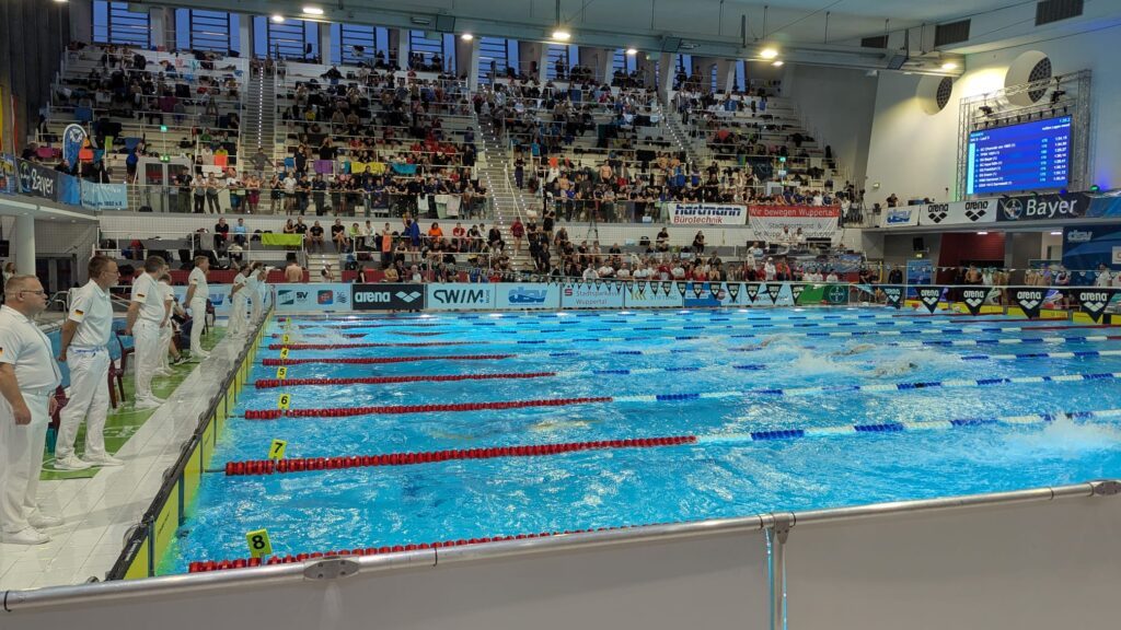 Die Schwimmoper Wuppteral bei einem Wettkampf