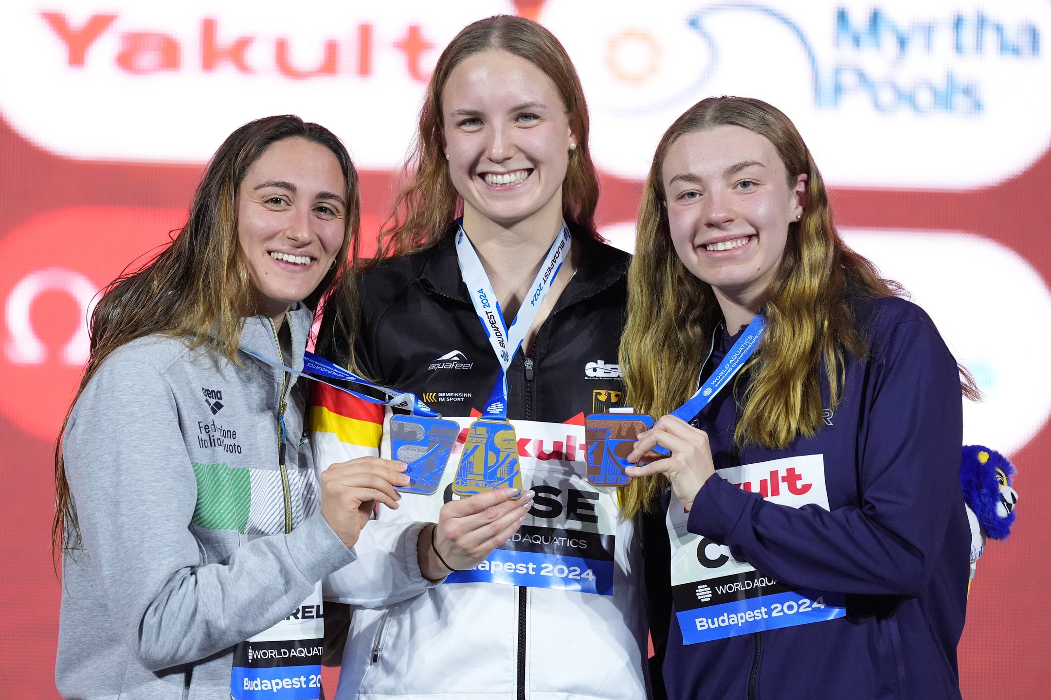 Weltmeisterin Isabel Gose bei der Siegerehrung mit Medaille.