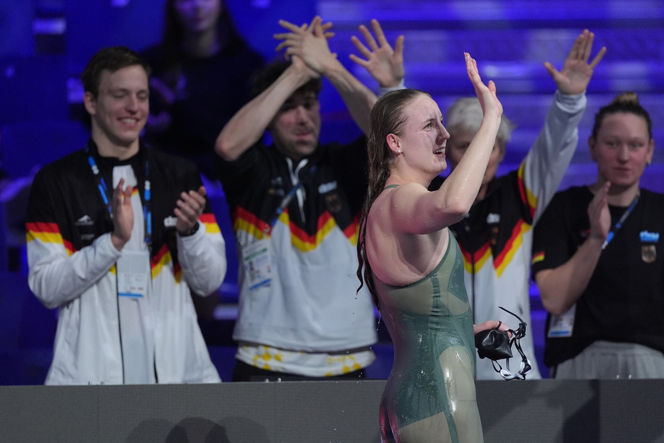 Deutsches Team bejubelt Isabel Gose nach ihrem ersten Weltmeistertitel in Budapest