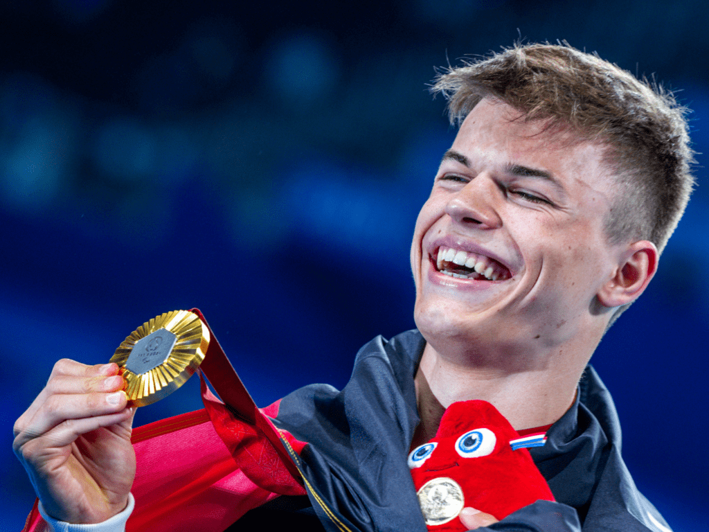 Para Schwimmer Taliso Engel aus Deutschland präsentiert bei den Paralympics 2024 in Paris seine Goldmedaille über 100m Brust bei den Männern mit Sehbeeinträchtigung