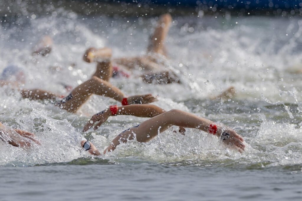 Szene aus dem Freiwasserrennen bei der Schwimm-WM 2023 in Fukuoka