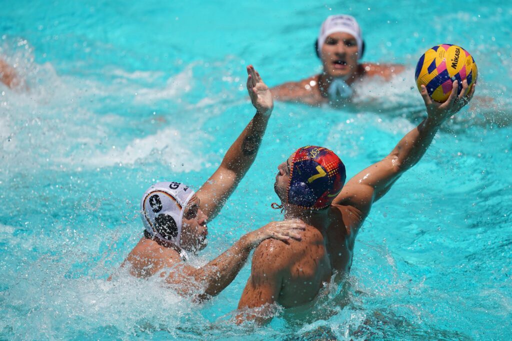 Spielszene aus der Partie Deutschland gegen Spanien beim Wasserball-Weltcup der Männer 2023 in Los Angeles