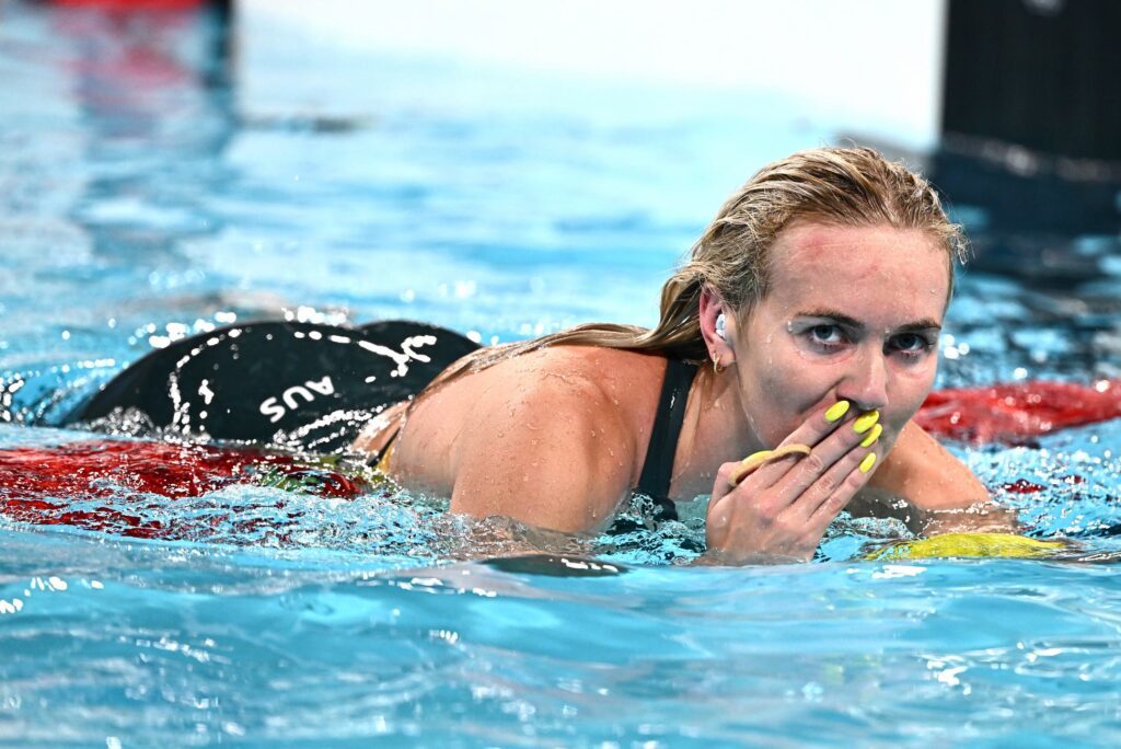 Schwimmerin Ariarne Titmus aus Australien schwimmt nach ihrem Olympiasieg 2024 über 400m Freistil zum Beckenrand