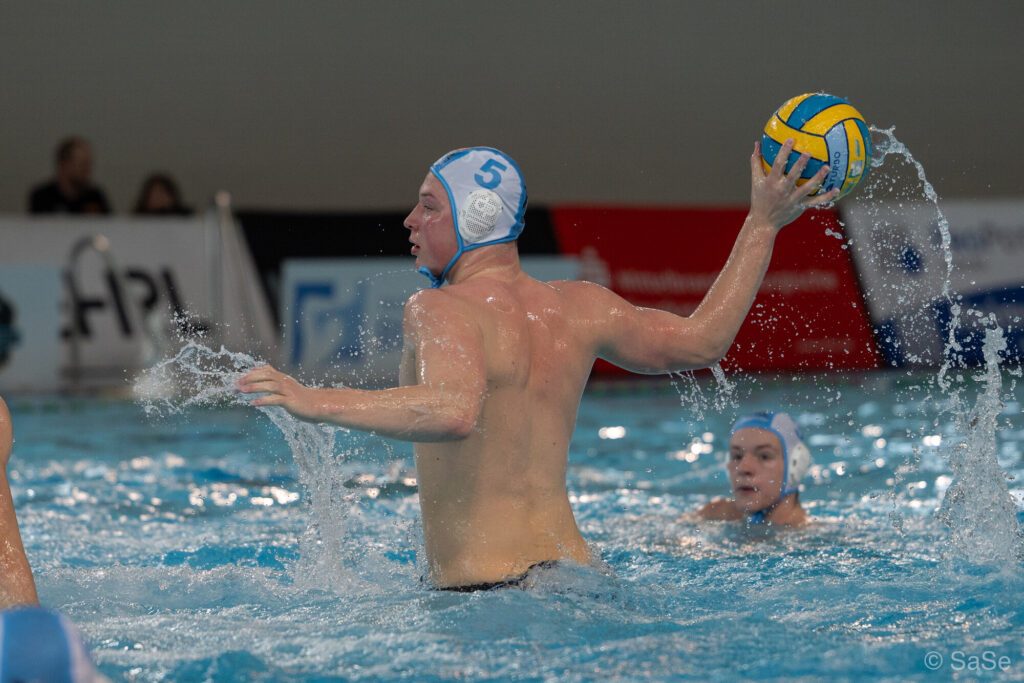 Wasserballer Arne Hofmann vom OSC Potsdam beim Wurf