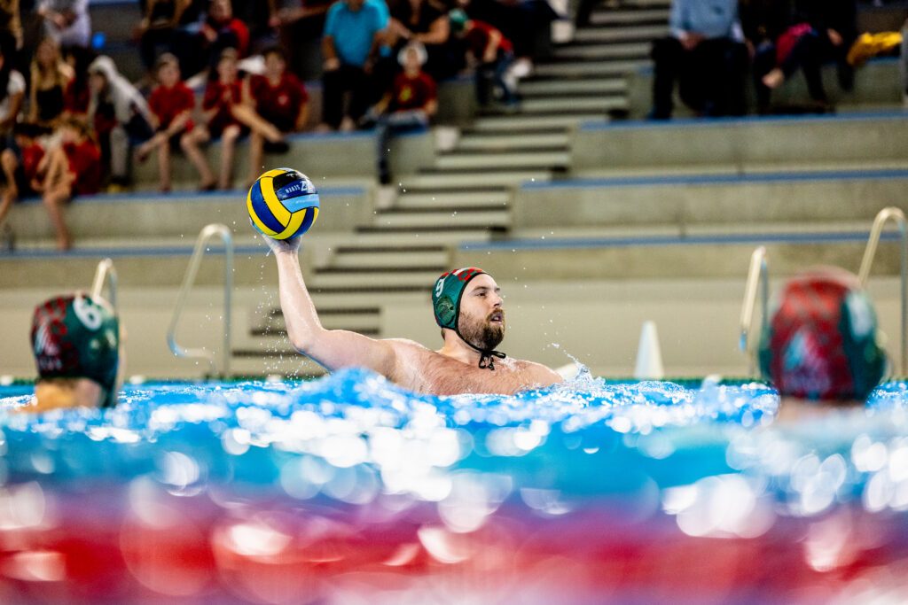 Wasserballer Gergö Marnitz vom SSV Esslingen beim Wurf