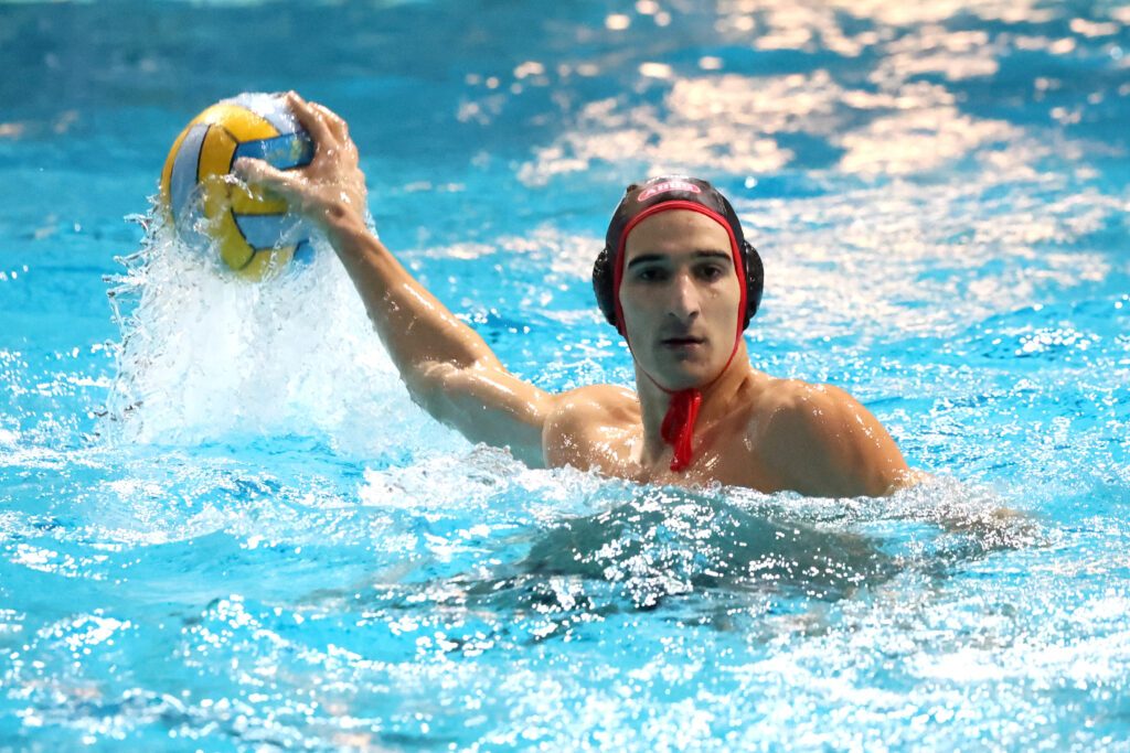 Wasserballer Ivan Vukojevic von den Wasserfreunden Spandau 04 beim Wurf