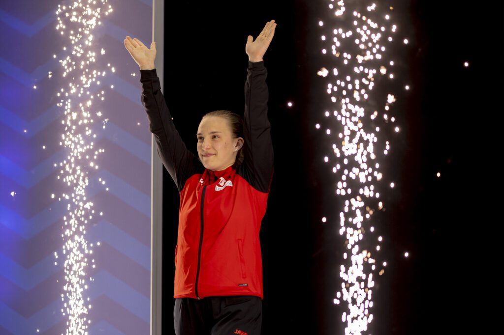 Wasserspringerin Lena Hentschel winkt bei der Athletenvorstellung bei den Deutschen Meisterschaften 2024 ins Publikum