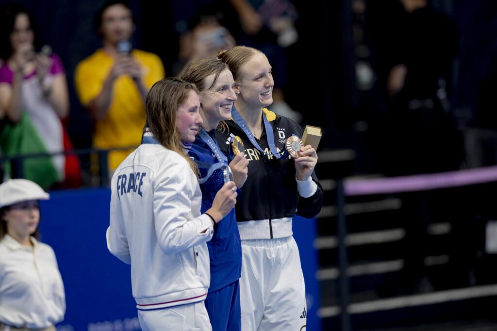 Isabel Gose bei der Siegerehrung des 1500m-Rennens bei den Olympischen Spielen in Paris.