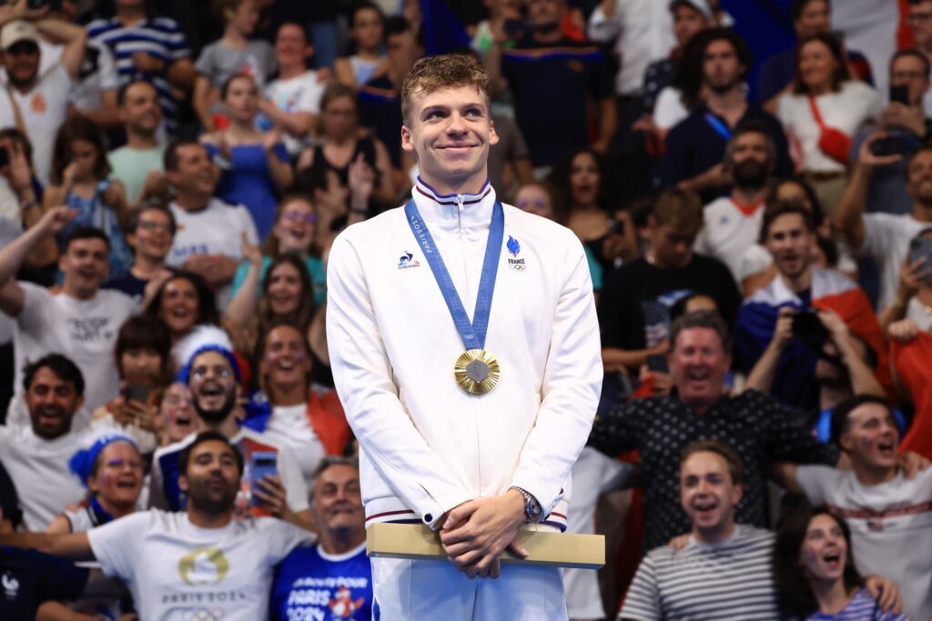 Leon Marchand mit Goldmedaille bei der Siegerehrung bei den Olympischen Spielen in Paris.