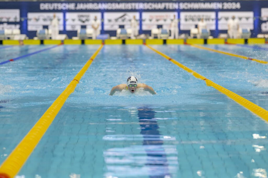 Schwimmerin Alina Baievych schwimmt Schmetterling bei den Deutschen Jahrgangsmeisterschaften 2024 in Berlin