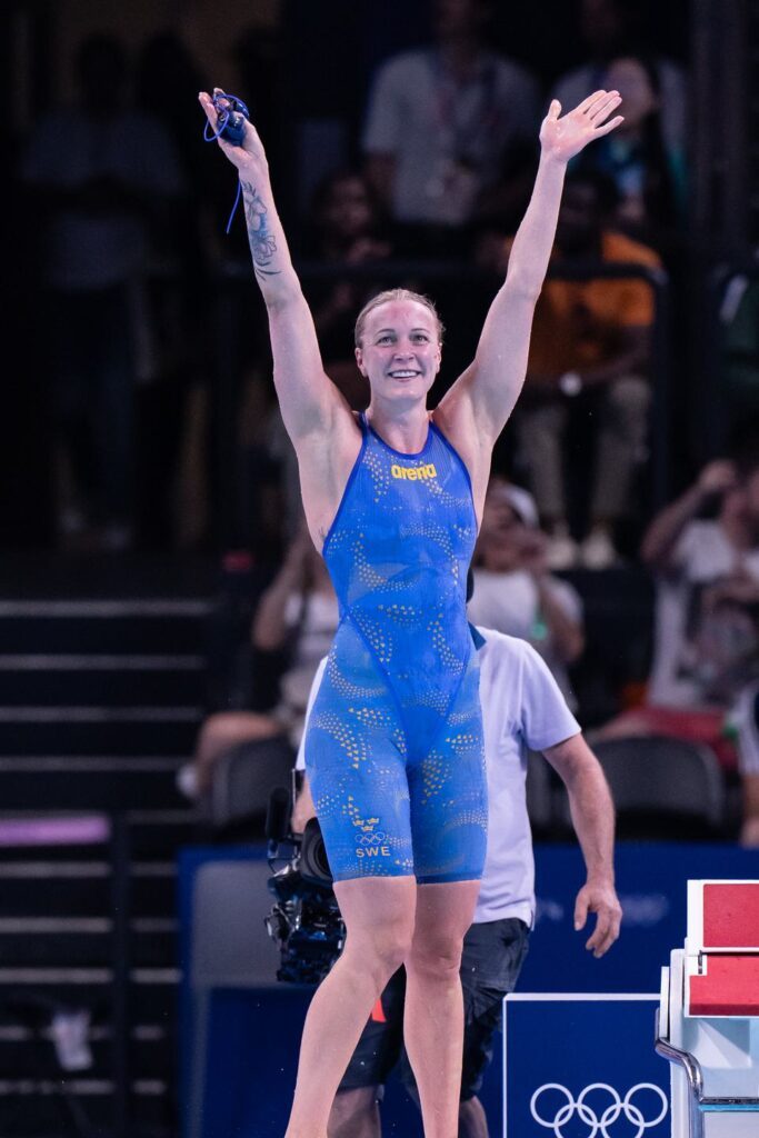 Sarah Sjöström winkt dem Publikum bei den Olympischen Spielen in Paris.