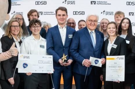 Bundespräsident Frank-Walter Steinmeier mit den Vertreter*innen des TSB Flensburg