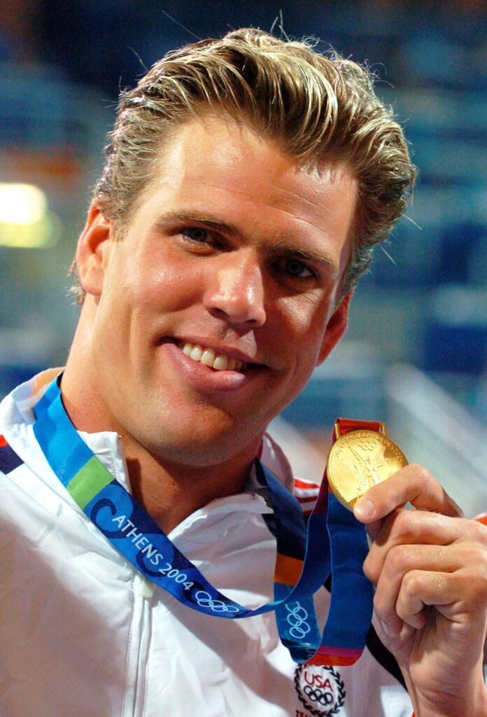 Der Amerikaner Gary Hall präsentiert nach seinem Schwimm-Olympiasieg in Sydney 2000 seine Goldmedaille über 50 m Freistil