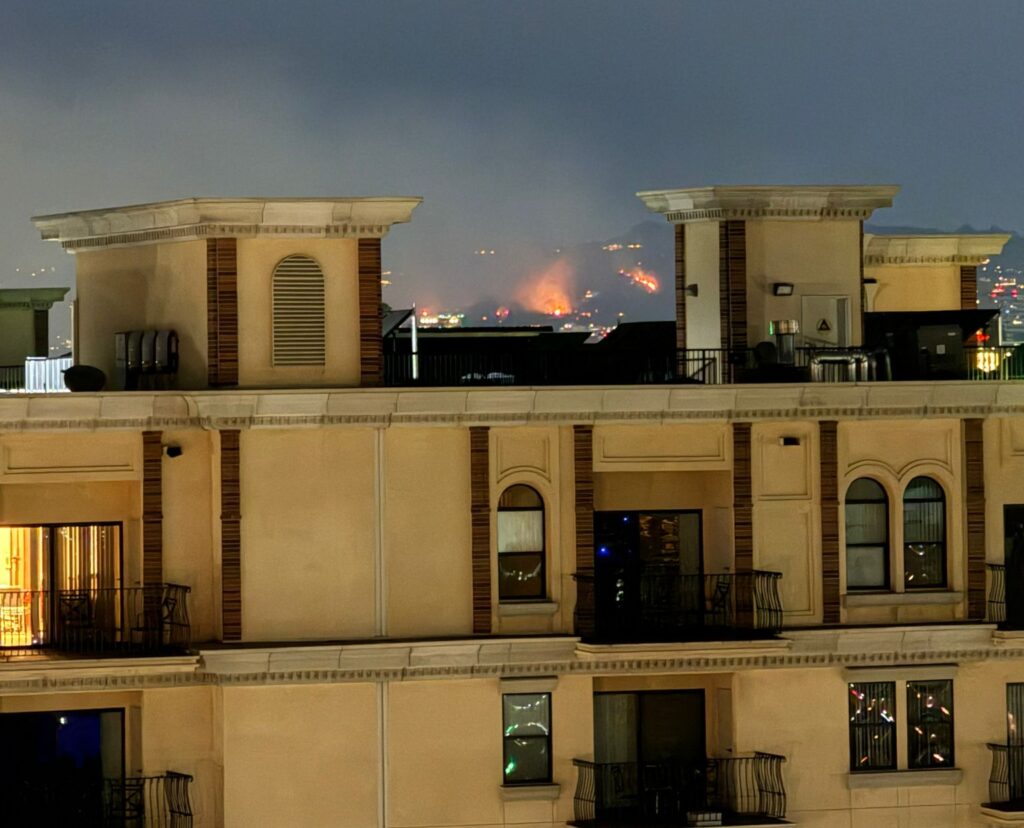 Blick aus der Ferne auf die Waldbrände in Los Angeles im Januar 2025