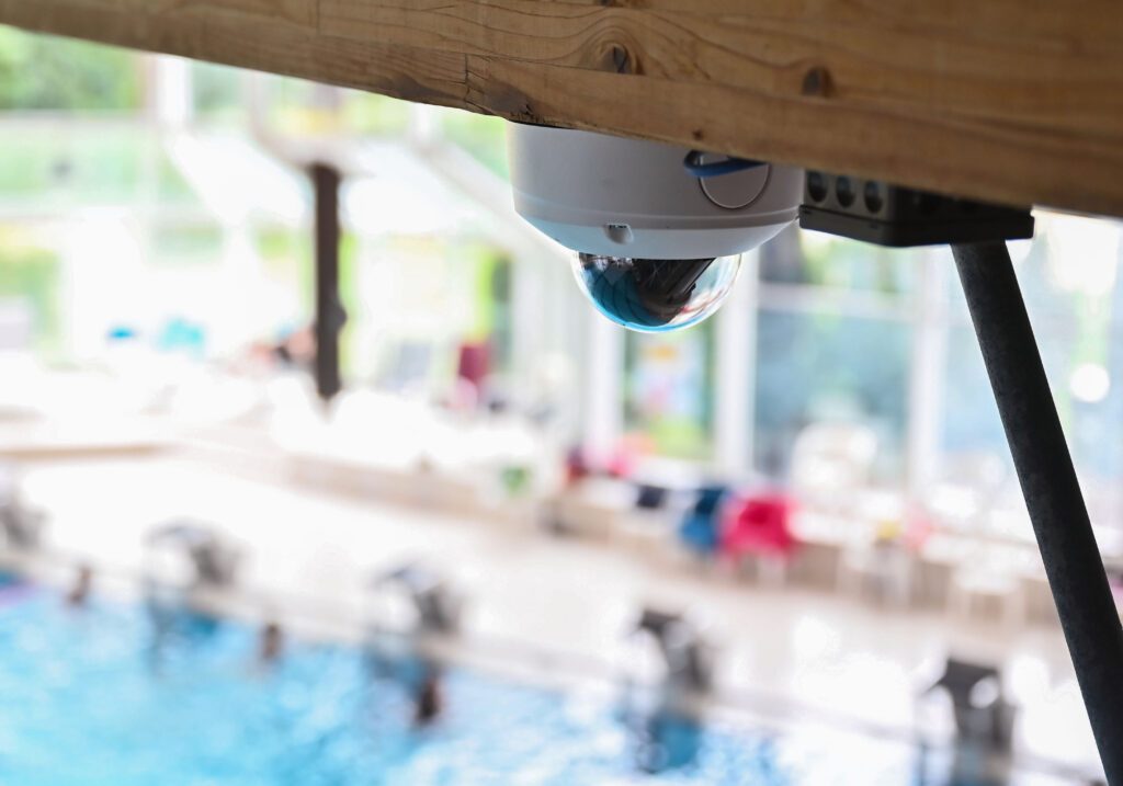 Im Panorama-Bad in Freudenstadt ist eine Videokamera angebracht. Mit dieser und weiteren Kameras soll es durch eine KI-gestützte Videoüberwachung mehr Sicherheit beim Schwimmen erreicht werden.