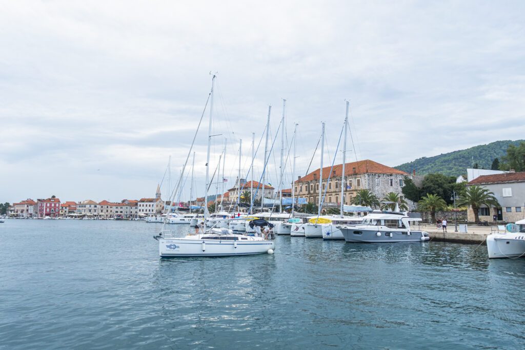 Der Hafen in der Altstadt von Stari Grad