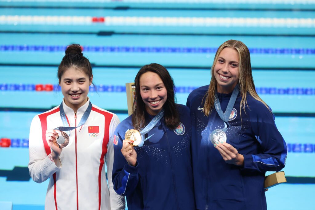 Yufei Zhang (China), Torri Huske und Gretchen Walsh (beide USA) mit ihren Medaillen