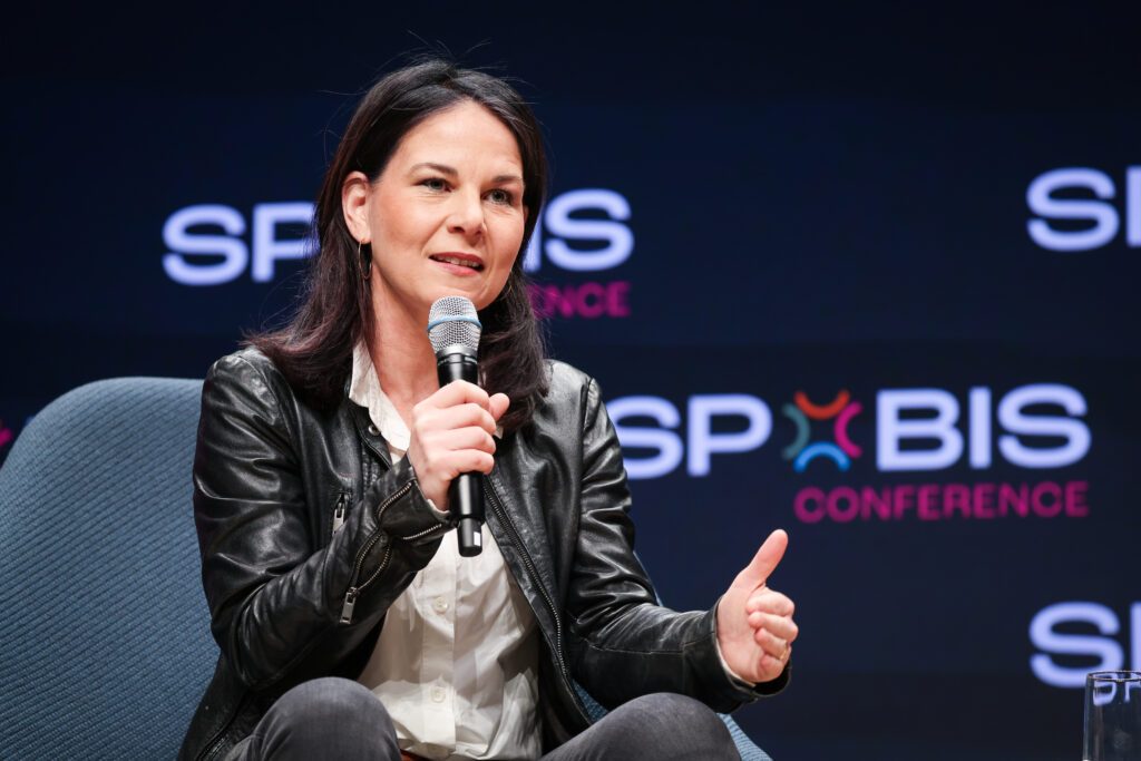 Annalena Baerbock beim Podiumsgespräch auf der Branchenkonferenz Spobis im Congress Center Hamburg