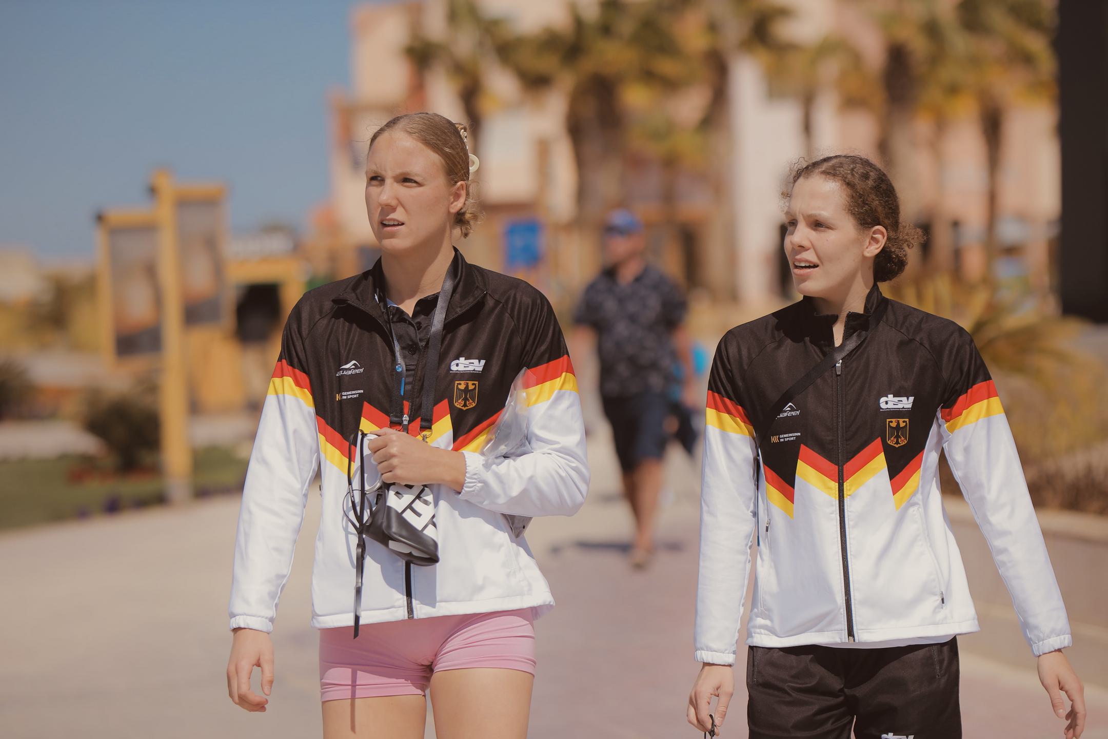 Die Freiwasserschwimmerinnen Isabel Gose und Celine Rieder laufen über das Venue in Soma Bay