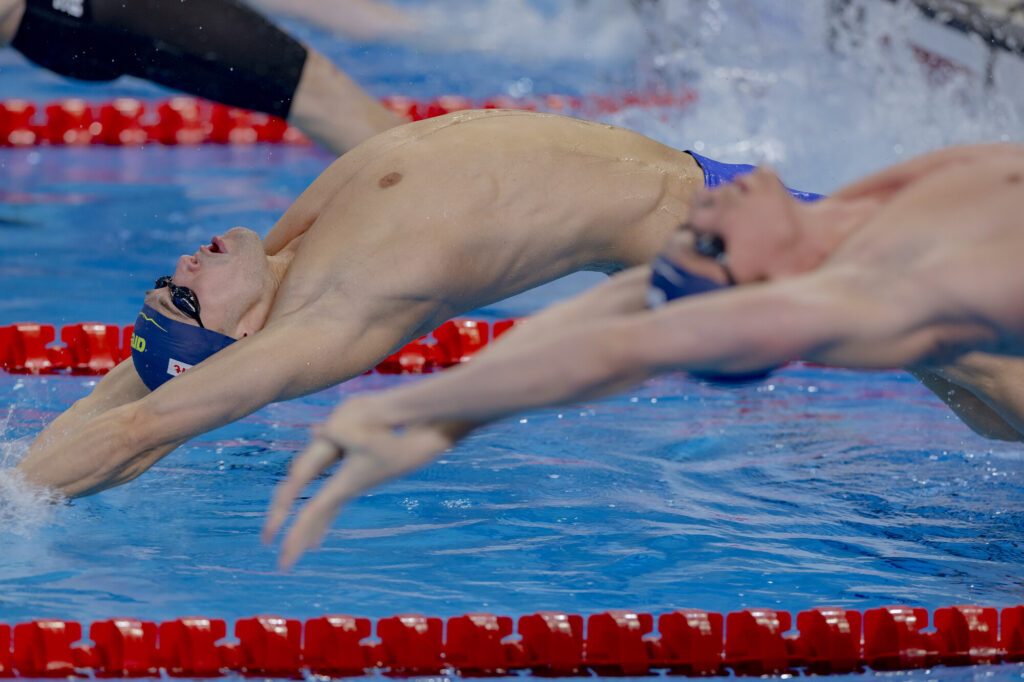 Rückenschwimmer Ole Braunschweig kurz nach dem Start bei der WM 2024 in Doha