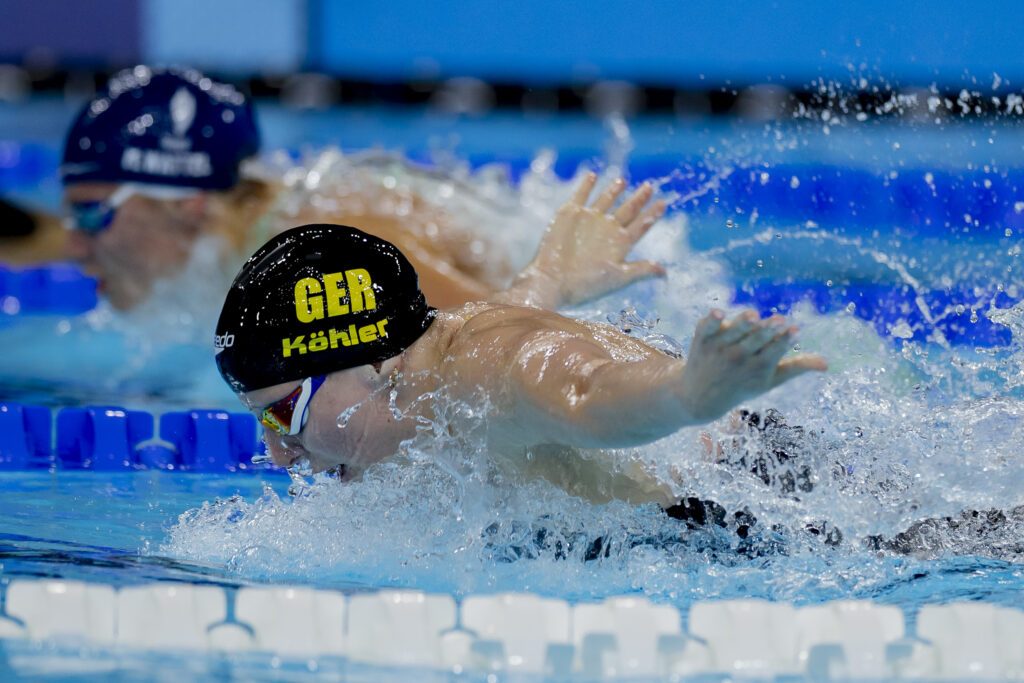 Angelina Köhler schwimmt