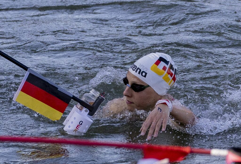 Leonie Beck beim Feeding während des Olympiarennens in Paris.