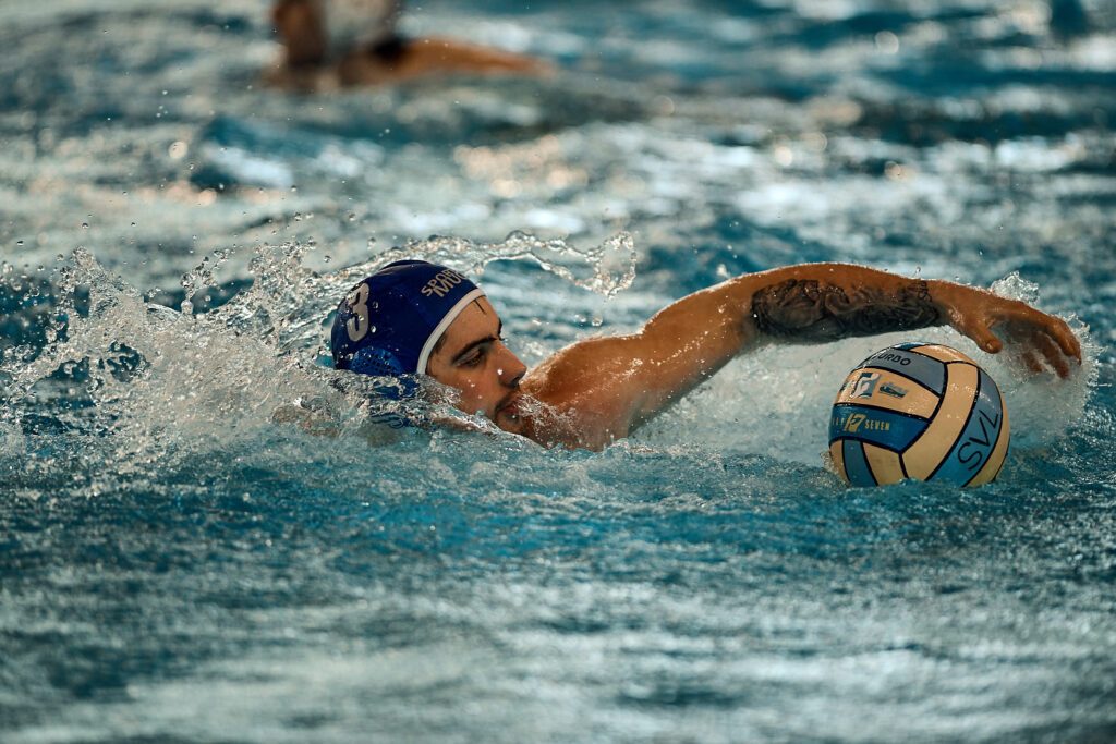 Ein Wasserballer der SV Krefeld 72 im Becken mit dem Ball