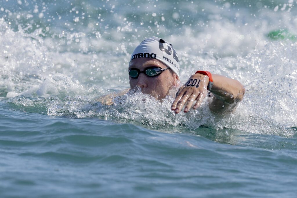 Florian Wellbrock krault bei der WM in Doha durch das Freiwasser.