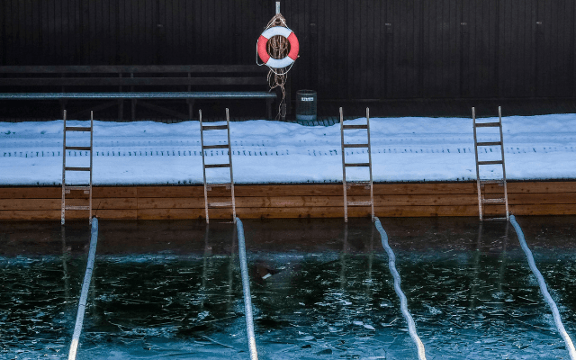 Eisschwimmen: Das Naturbecken im Wöhrsee Burghausen