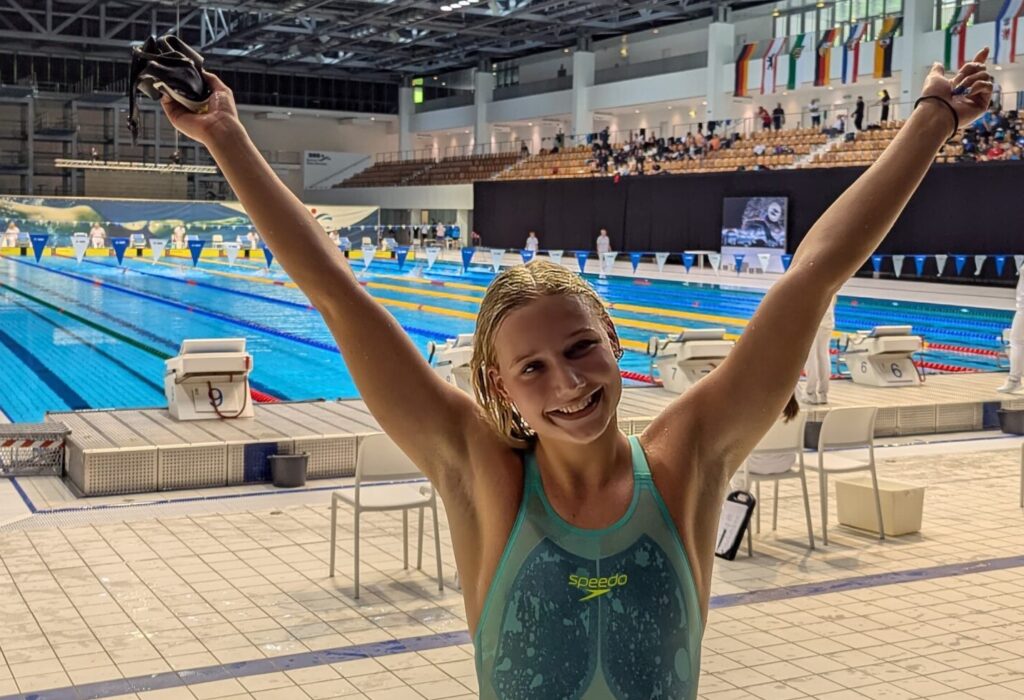 Lise Seidel freut sich über ihre Bestzeiten über 100m und 200m Rücken in Berlin