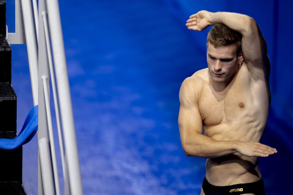 Wasserspringer Moritz Wesemann aus Deutschland bei den Olympischen Spielen 2024 in Paris bei der Vorbereitung auf den nächsten Sprung vom 3m-Brett