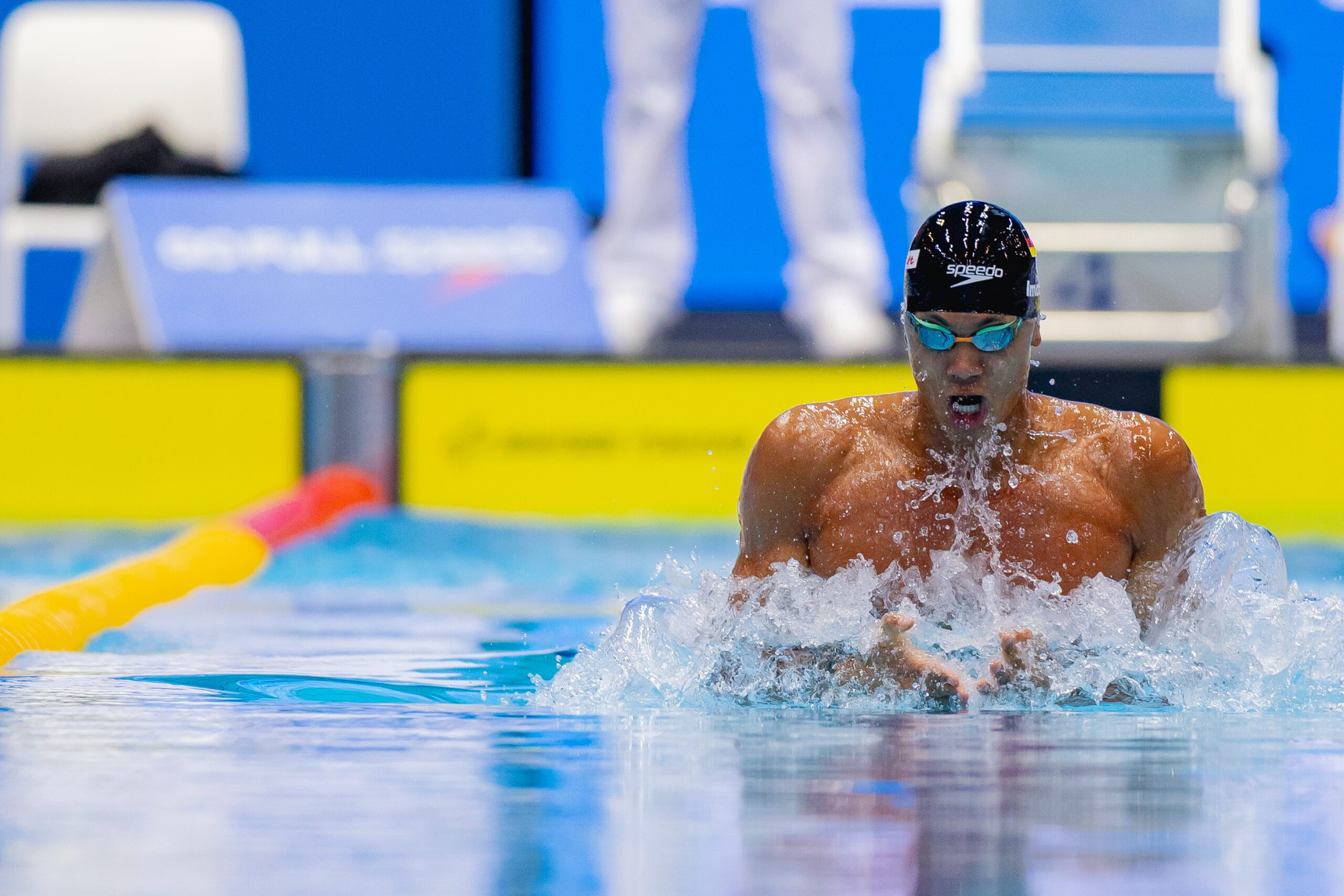 Ein Brustschwimmer schwimmt im Wettkampf.