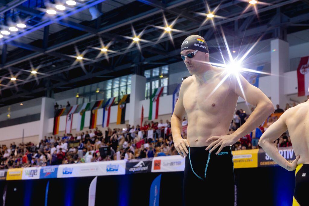 Schwimmer Josha Salchow vor dem Start der 100m Freistil bei den Deutschen Meisterschaften 2025 in Berlin