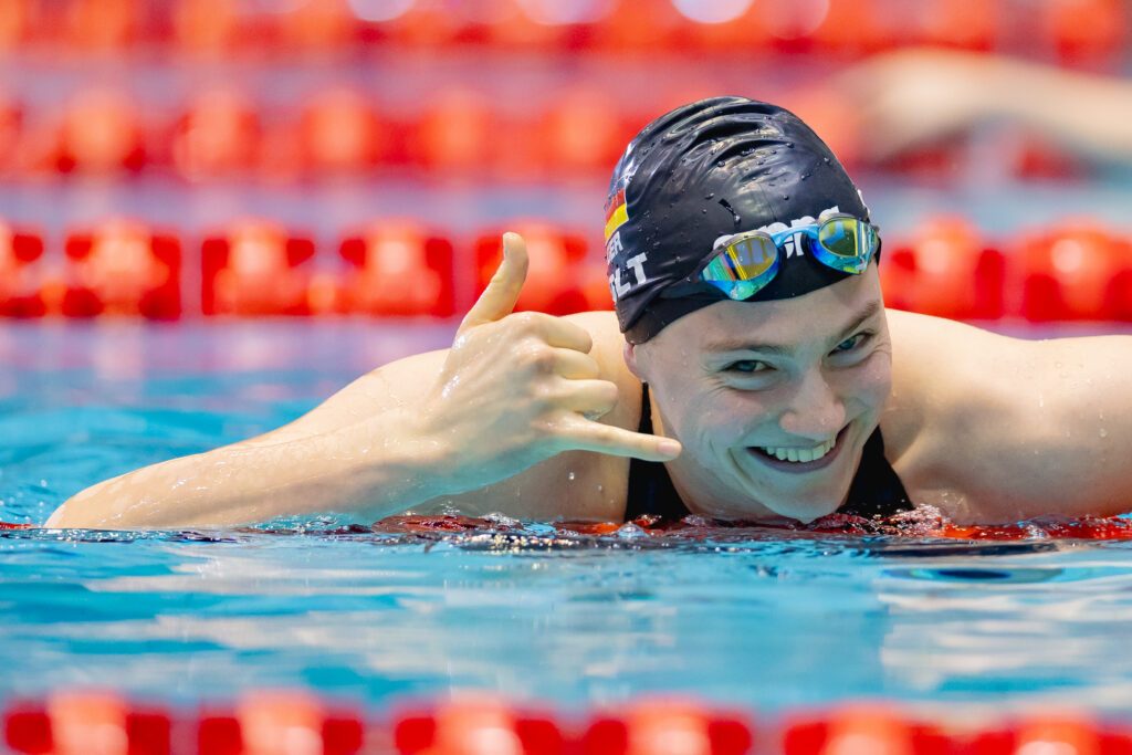 Nina Holt freut sich bei den Deutschen Meisterschaften 2025 in Berlin über ihre starke Leistung über 100m Freistil