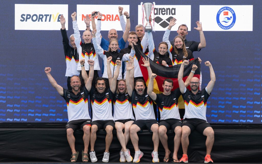 Das deutsche Team bei der EM 2025 im Wasserspringen im Belek feiert den Gewinn der Team-Trophy