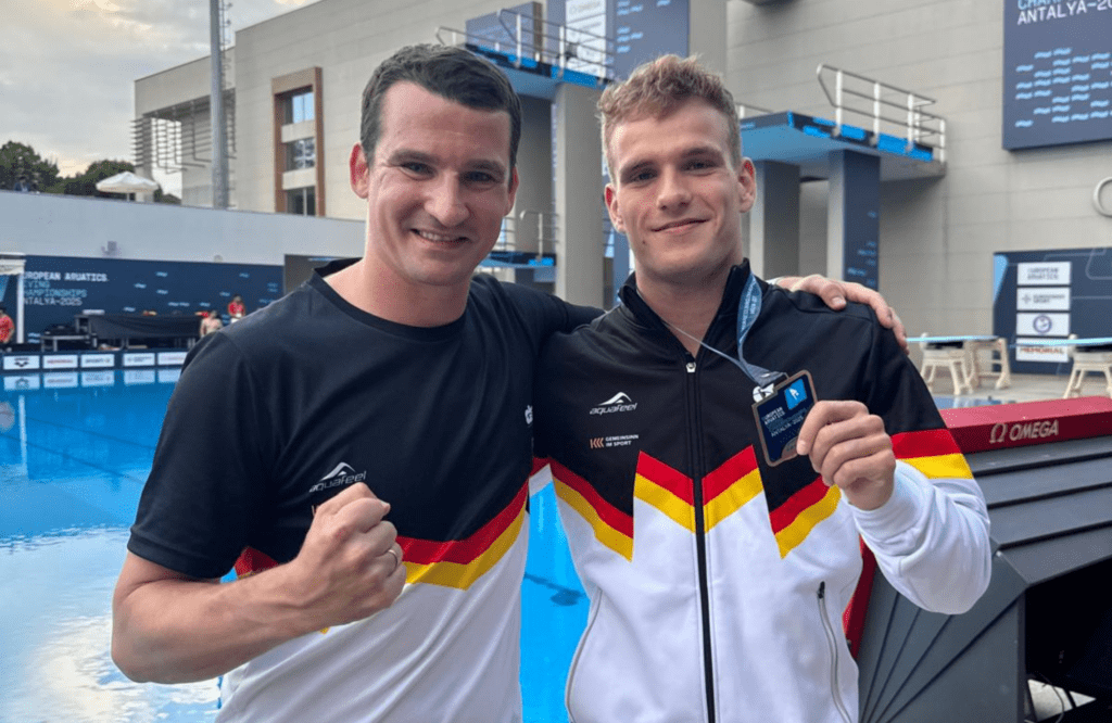 Wasserspringer Moritz Wesemann feiert mit Trainer Norman Becker den Gewinn der Bronzemedaille vom 3m-Brett bei der EM 2025 in Belek in der Türkei