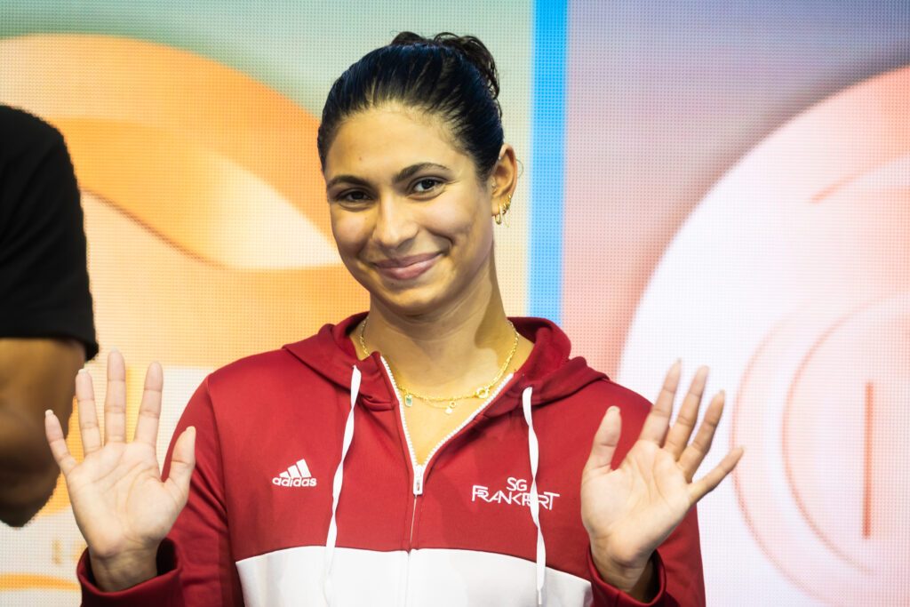Anna Elendt winkt bei der Siegerehrung