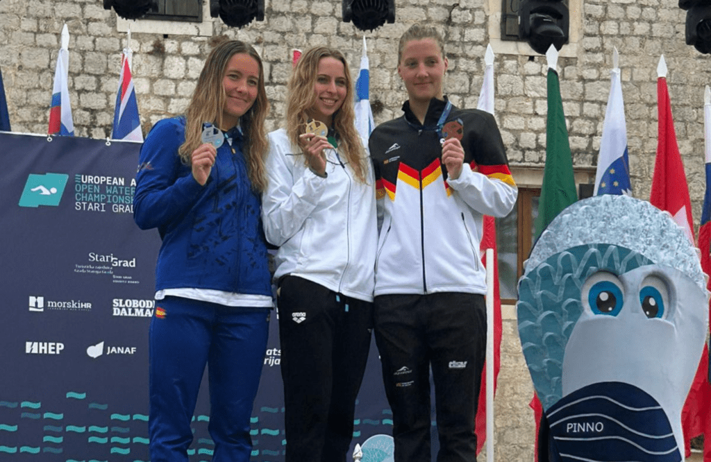 Die Medaillengewinnerinnen im Knockout Sprint bei der EM im Freiwasserschwimmen 2025 in Stari Grad in Kroatien. Bronze holt Lea Boy aus Deutschland.