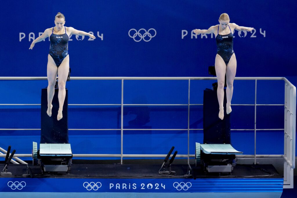 Die Wasserspringerinnen Lena Hentschel und Jette Müller aus Deutschland im Finale im 3m-Synchronspringen bei Olympia 2024 in Paris