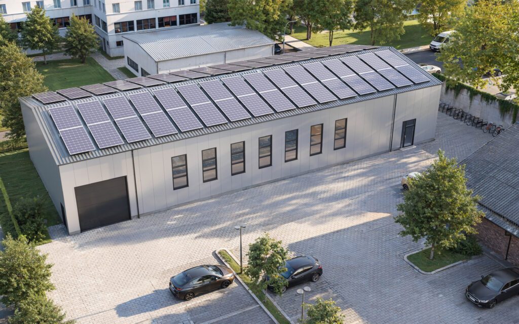 Luftansicht eines Schwimmbads erbaut von der Freistil GmbH. Das Unternehmen mit Sitz in Rommerskirchen bei Köln hat sich auf den Bau von seriellen, funktional und nachhaltig konzipierten Schwimmbädern spezialisiert.