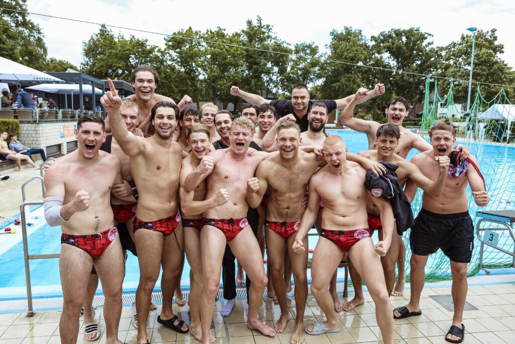 Mannschaftsfoto der Wasserballer des SV Cannstatt nach dem Aufstieg in die A-Gruppe der Bundesliga 2025