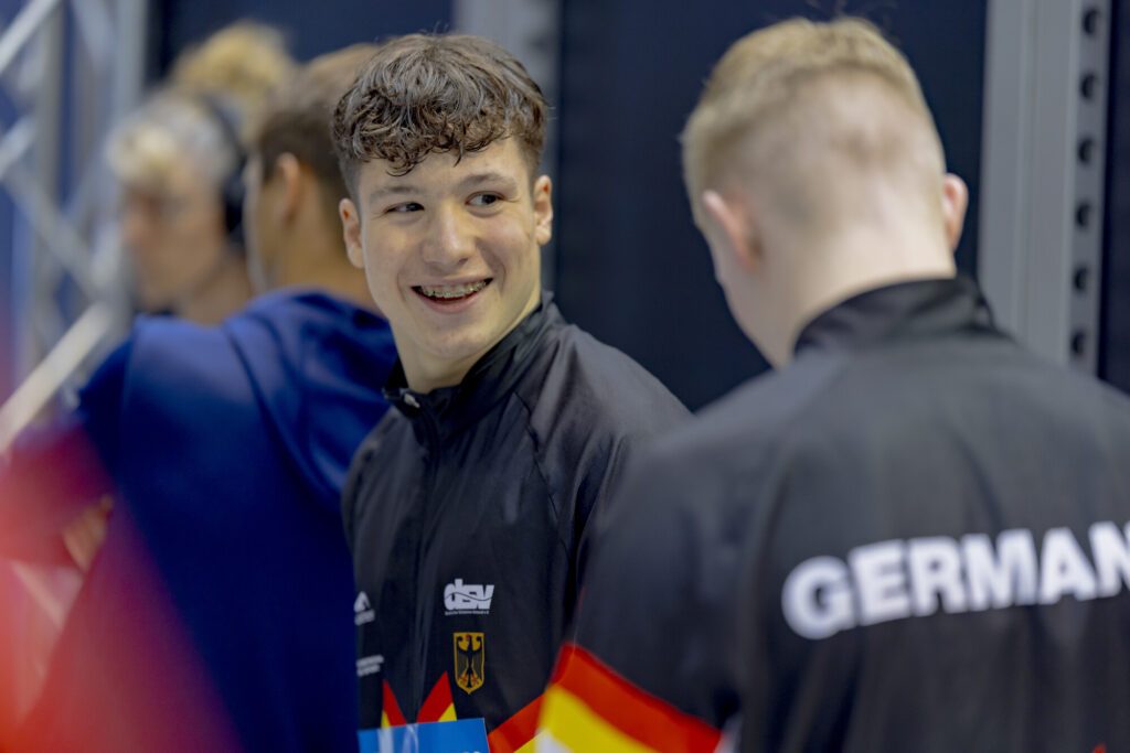 Wasserspringer Luis Avila Sanchez aus Deutschland lacht beim Weltcup 2024 in Berlin