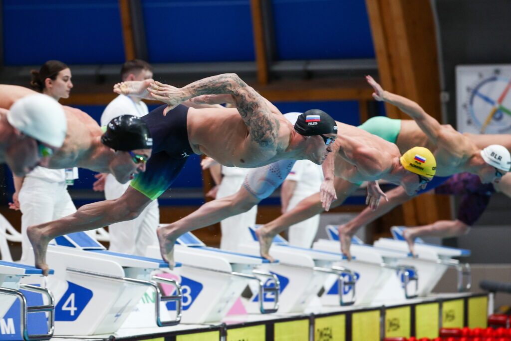 Bei den Russischen Meisterschaften 2025 im Schwimmen springen Schwimmer vom Startblock ins Wasser zum Start des Rennens über 50m Schmetterling