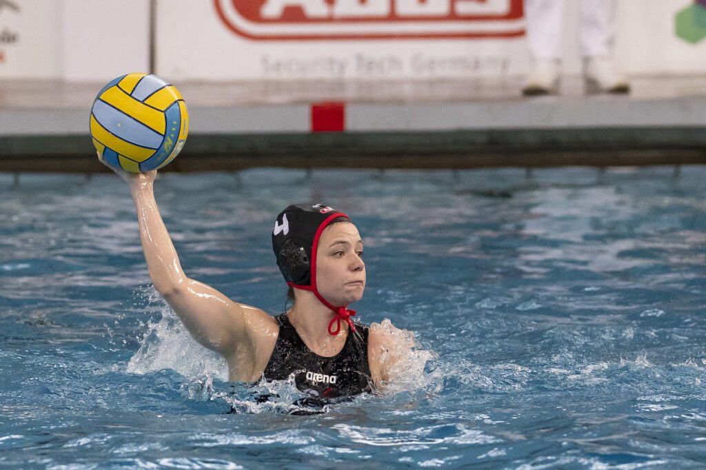 Wasserballerin Ira Deike von den Wasserfreunden Spandau 04 wirft den Ball