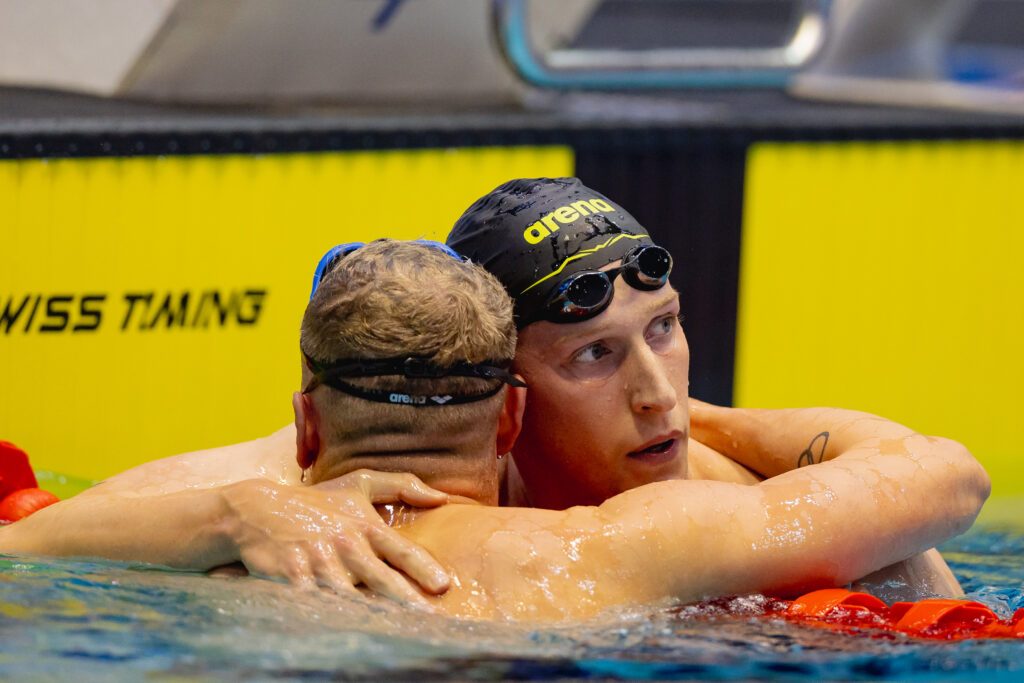 Florian Wellbrock empfängt die Gratulation seines Konkurrenten und Freundes Oliver Klemet
