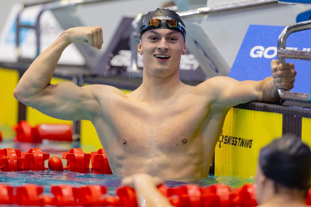 Schwimmer Luca Nik Armbruster lässt nach erfüllter WM-Norm über 100m Schmetterling bei den Deutschen Meisterschaften 2025 in Berlin im Becken die Muskeln spielen