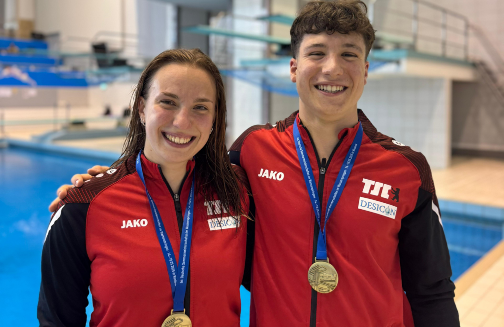 Lena Hentschel und Luis Avila Sanchez, beide vom Berliner TSC, präsentieren ihre Goldmedaillen bei den Deutschen Meisterschaften im Wasserspringen 2025 in Rostock aus dem Mixed-3m-Synchronspringen