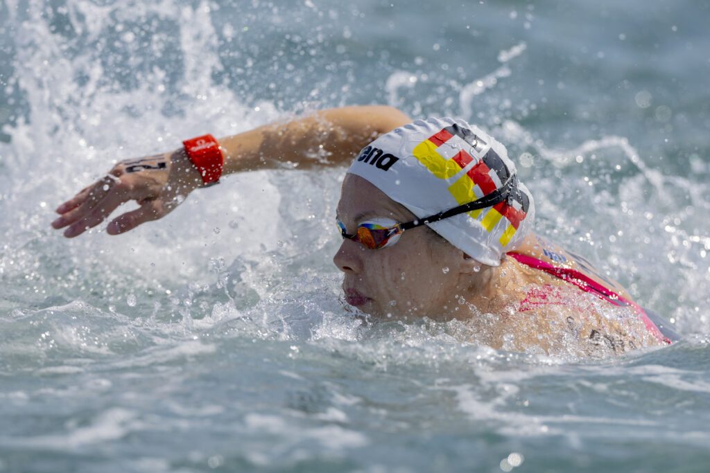 Celine Rieder schwimmt
